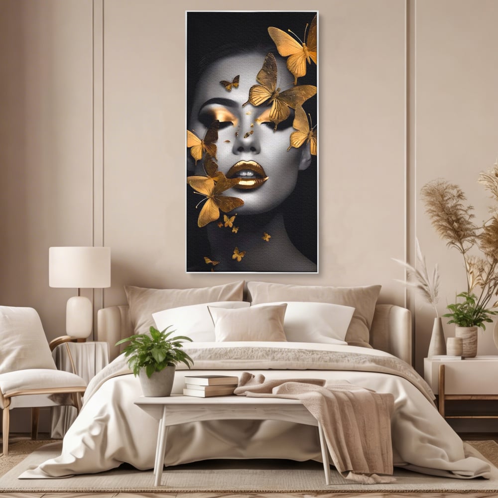 Tablou canvas cu tablou canvas cu portret de femeie si fluturi aurii, in rama de aluminiu argintiu, pe perete intr-un dormitor